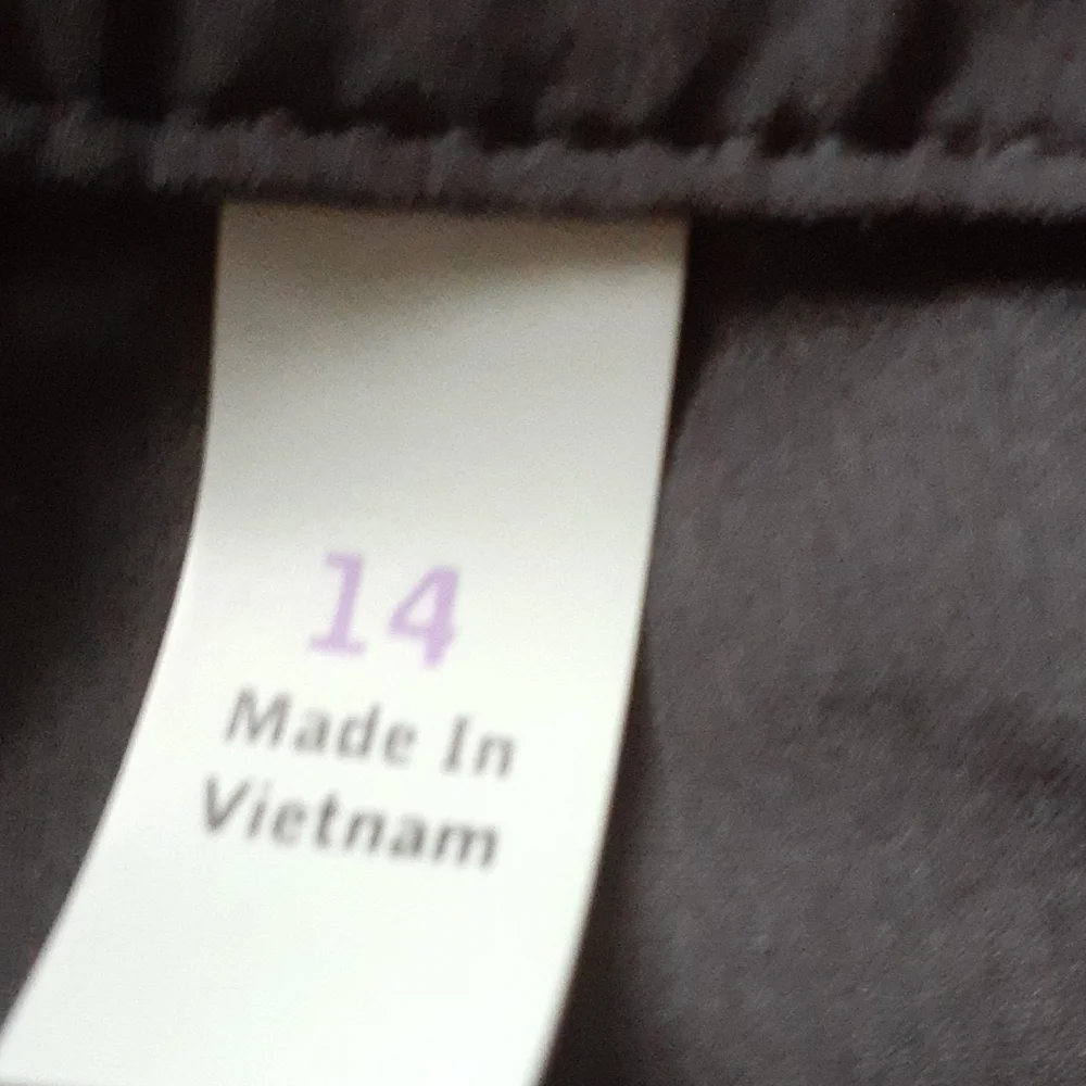 Athleta sz 14 shorts with silver closure and zipper mesh lined pockets - Picture 6 of 8